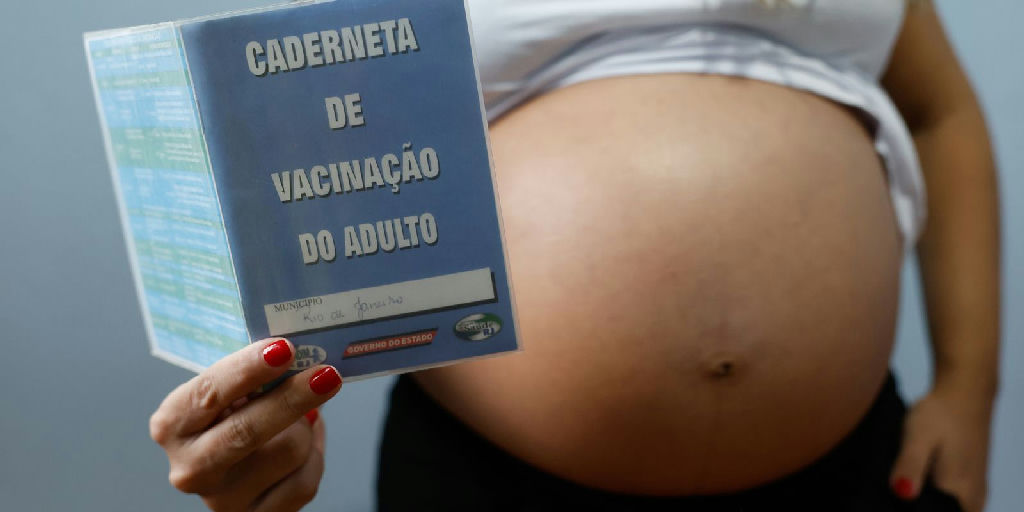 Baixa adesão à vacinação contra gripe e covid-19 eleva riscos para gestantes no Brasil