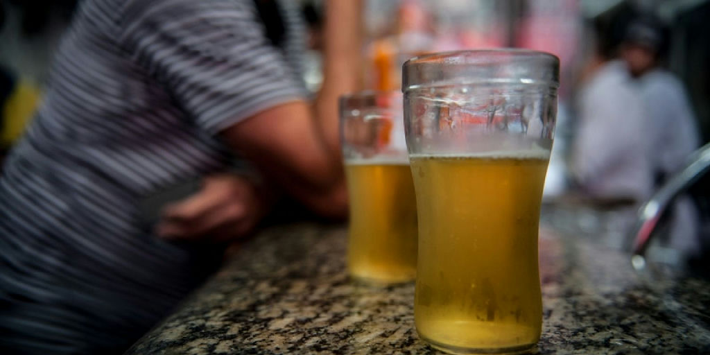 Consumo crônico de álcool e tabaco eleva risco de cegueira, alertam especialistas
