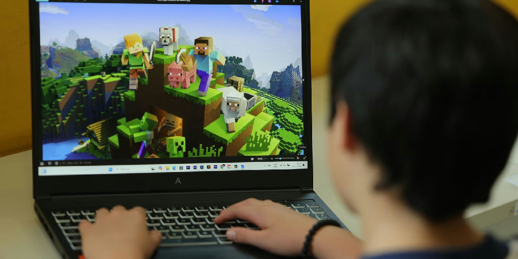 Uso excessivo de telas causa olho seco em crianças e adolescentes