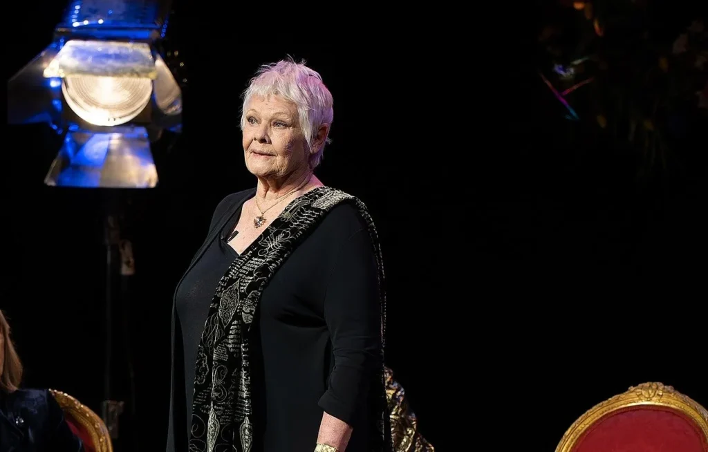 Degeneração macular força afastamento da atriz Judi Dench dos palcos