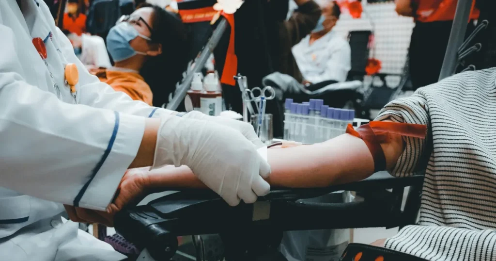 Novas regras para doação de sangue flexibilizam prazos e ampliam perfil de doadores no Brasil
