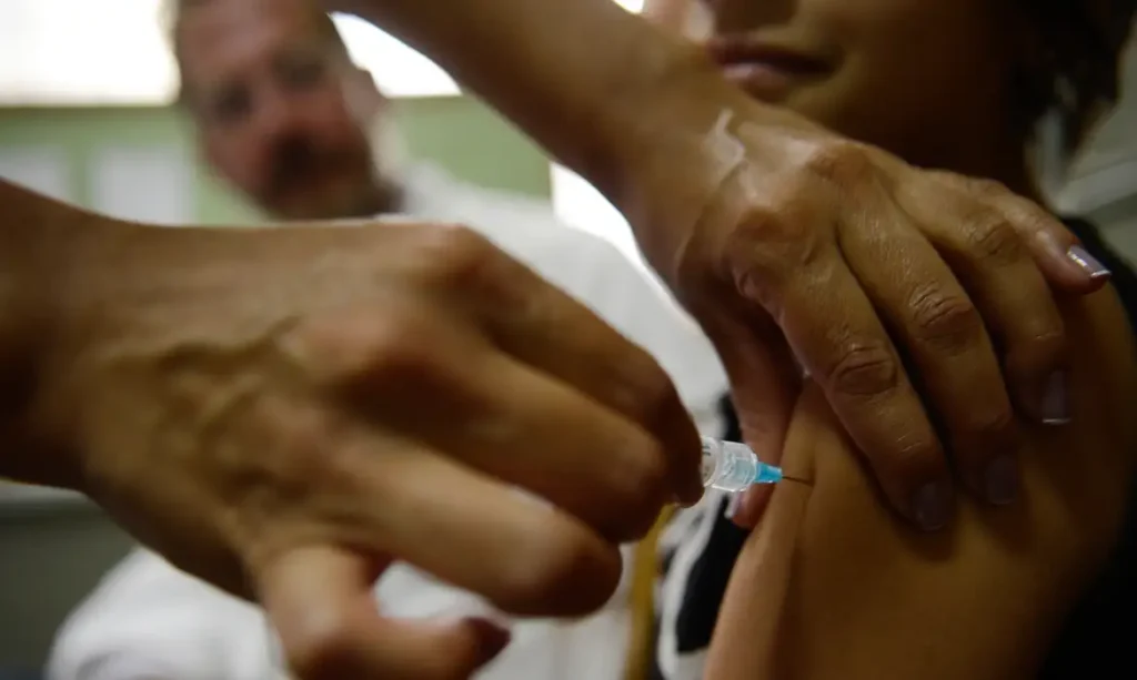 Queda de consultas por lesões pré-cancerígenas em adolescentes acompanha vacinação contra HPV no SUS