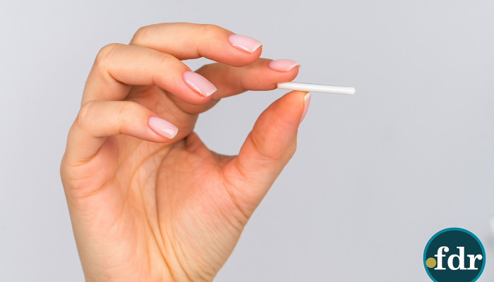 20250703-2023-mao-feminina-com-implanon-remix-01jz99hnv5frst9ja1qgkpxfcv-1