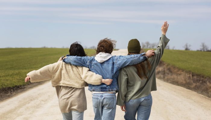 amigos-de-tiro-medio-abracados