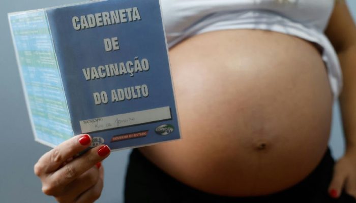 Baixa adesão à vacinação contra gripe e covid-19 eleva riscos para gestantes no Brasil