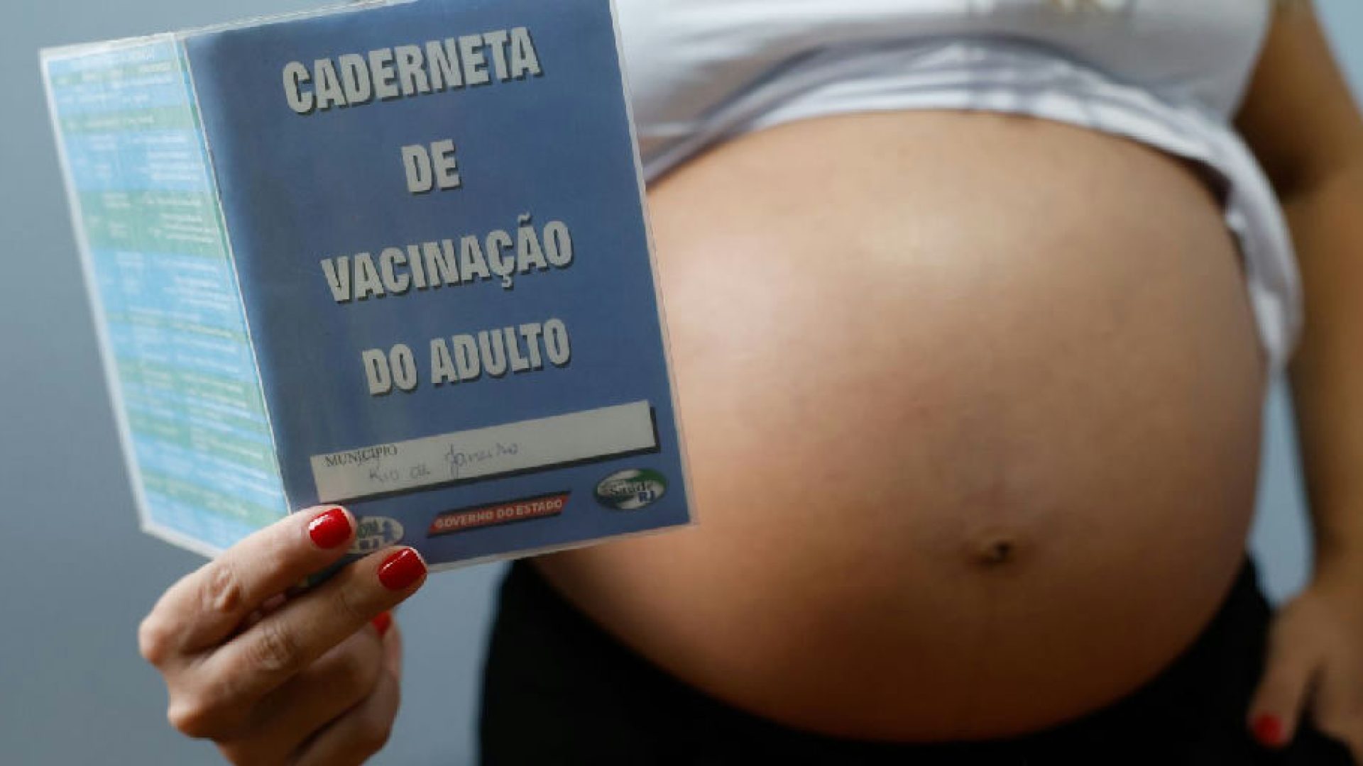 Baixa adesão à vacinação contra gripe e covid-19 eleva riscos para gestantes no Brasil