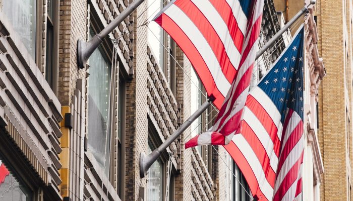 bandeiras-dos-eua-no-edificio