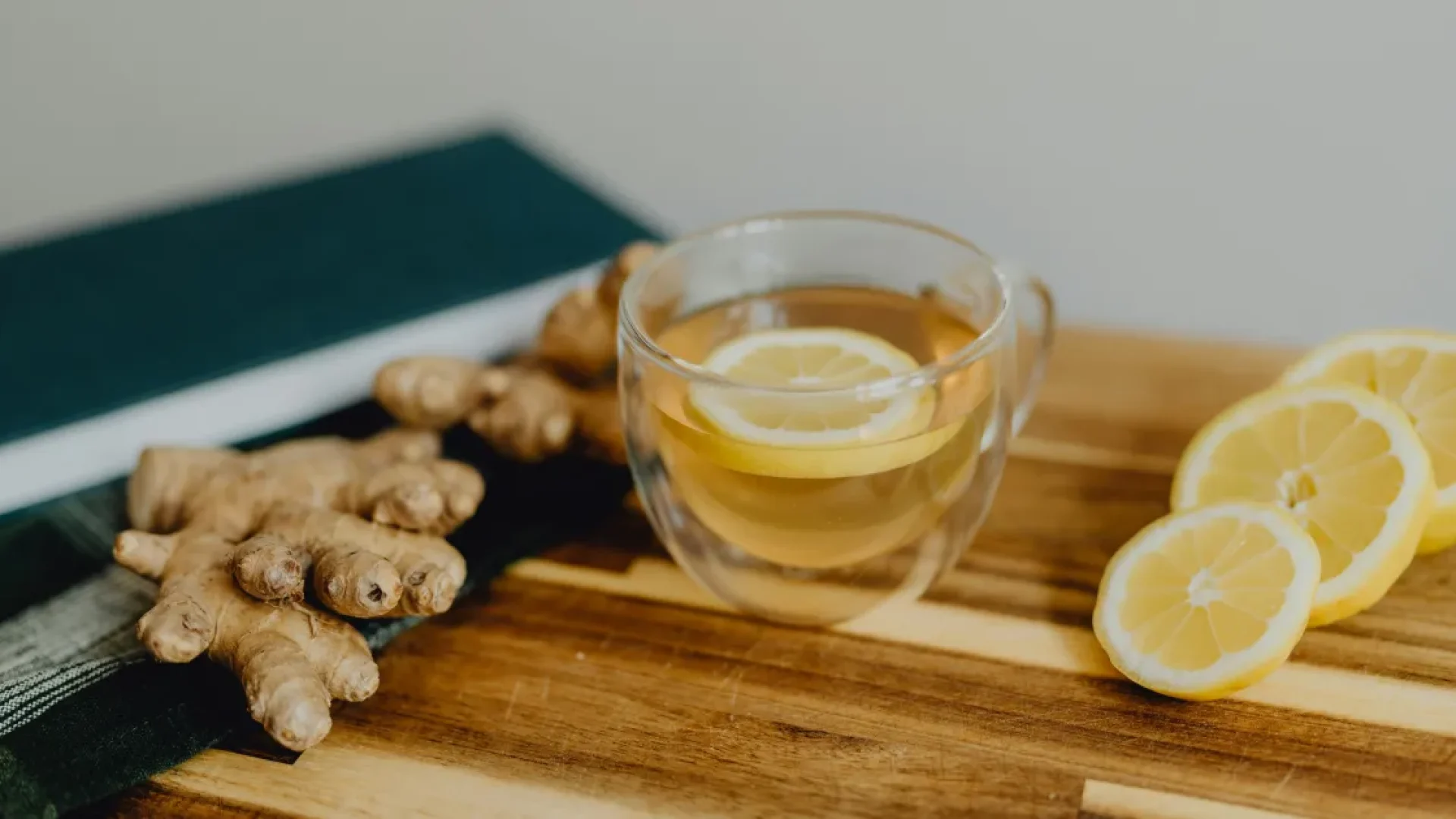 Chás para endometriose: como infusões naturais podem auxiliar no manejo da dor