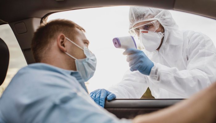 close-up-drive-no-teste-de-coronavirus_23-2148747811