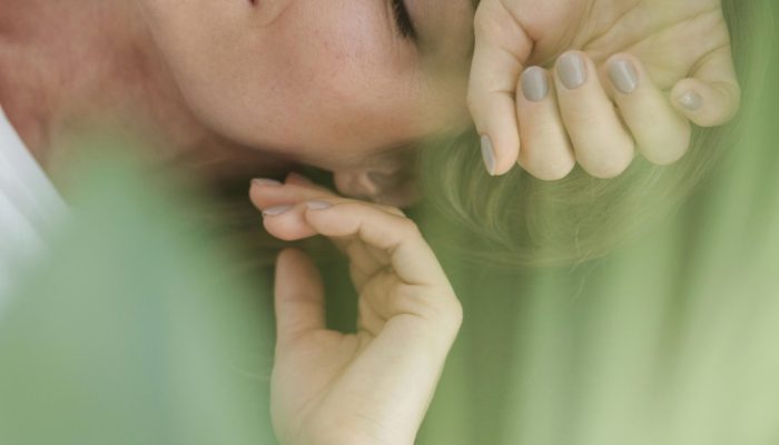 close-up-mulher-e-planta-da-casa