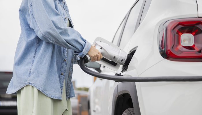close-up-no-carregamento-carro-eletrico