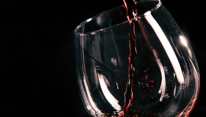 close-up-vinho-derramando-em-vidro_23-2147764869