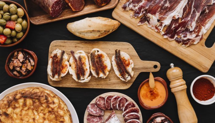 comida-variada-em-torno-de-sanduiches