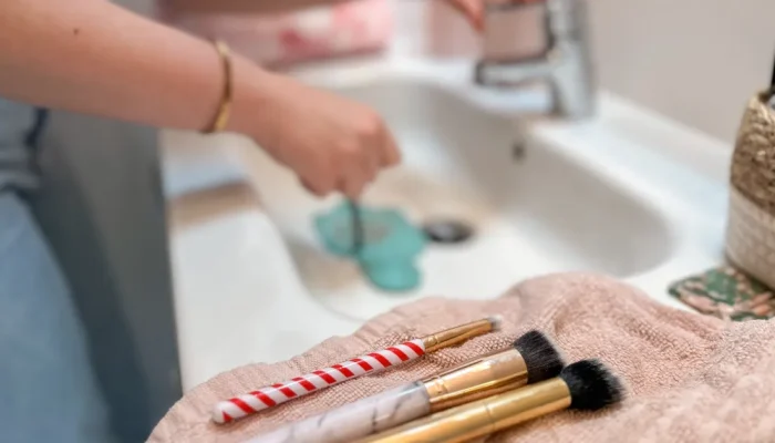 Como higienizar seus pincéis de maquiagem para evitar acne e infecções na pele