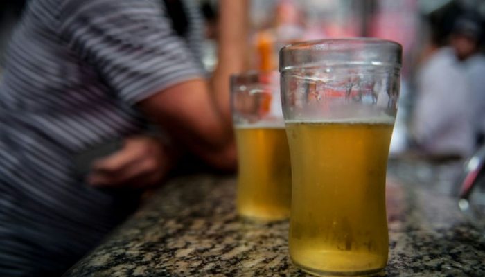 Consumo crônico de álcool e tabaco eleva risco de cegueira, alertam especialistas