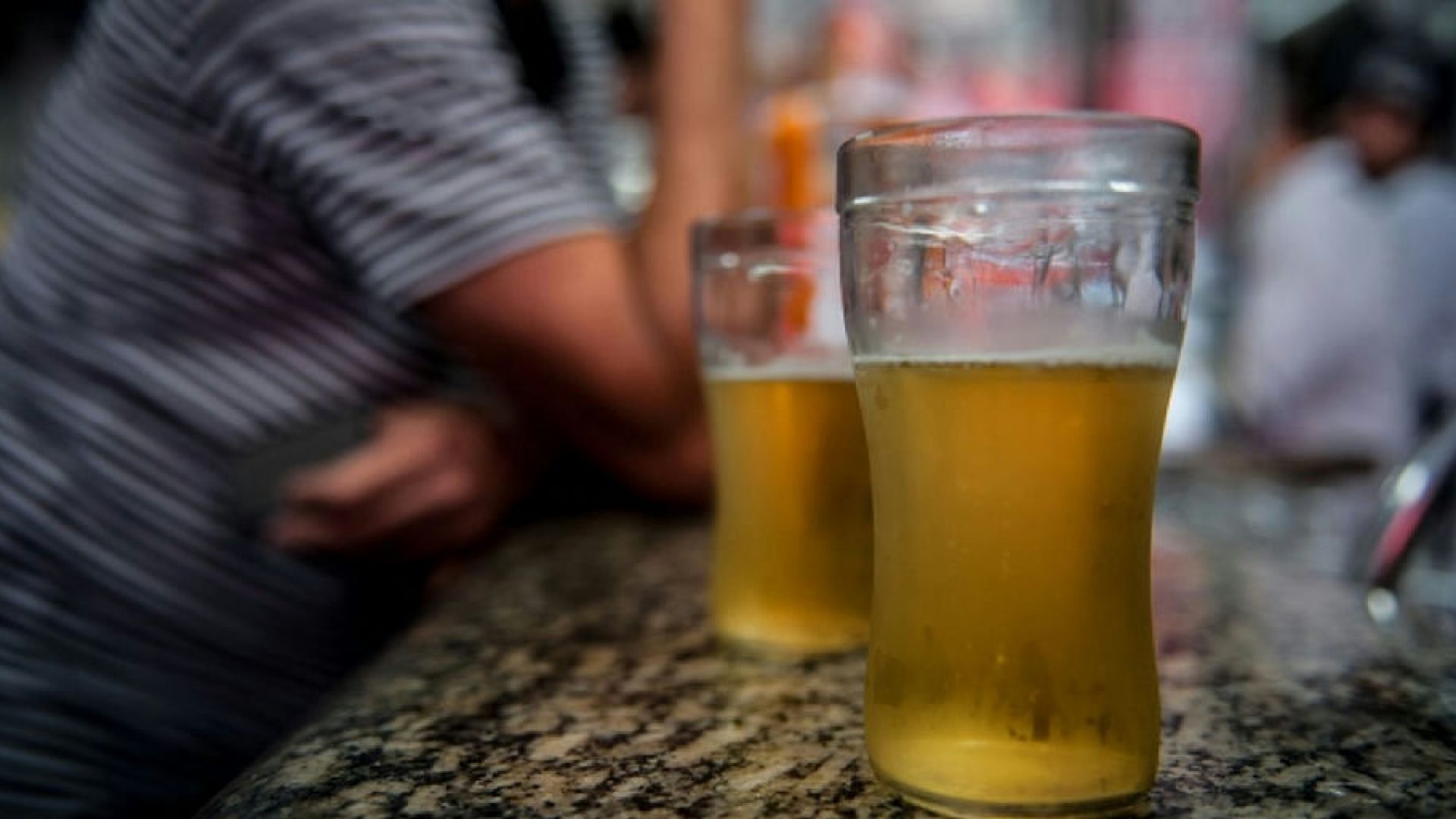 Consumo crônico de álcool e tabaco eleva risco de cegueira, alertam especialistas