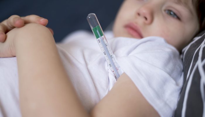 crianca-close-up-e-termometro