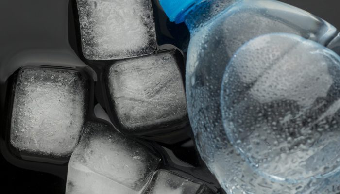 cubos-de-gelo-e-garrafa-de-agua-vista-superior