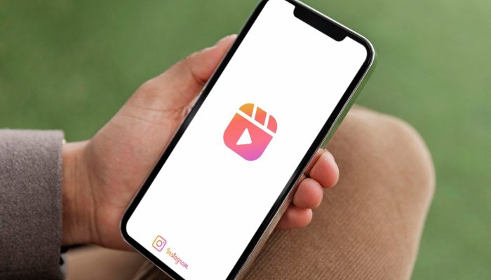 dispositivo-de-mao-de-alto-angulo_23-2149652154