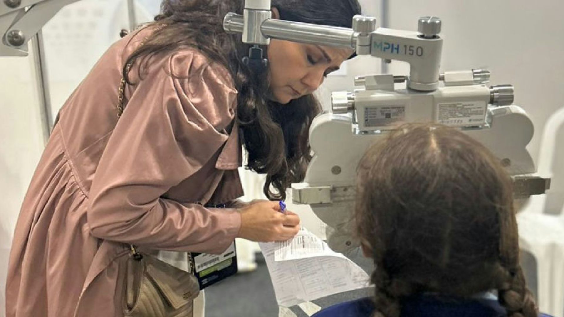 Estratégias humanizadas facilitam exames de vista em crianças com transtorno do espectro autista