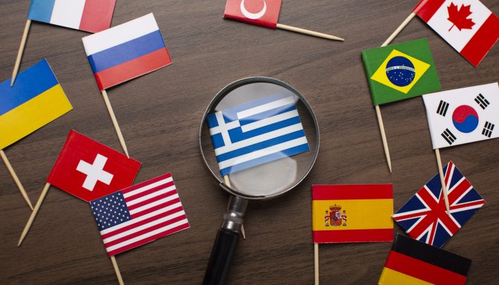 fechar-pequena-bandeira-da-grecia-sob-lupa