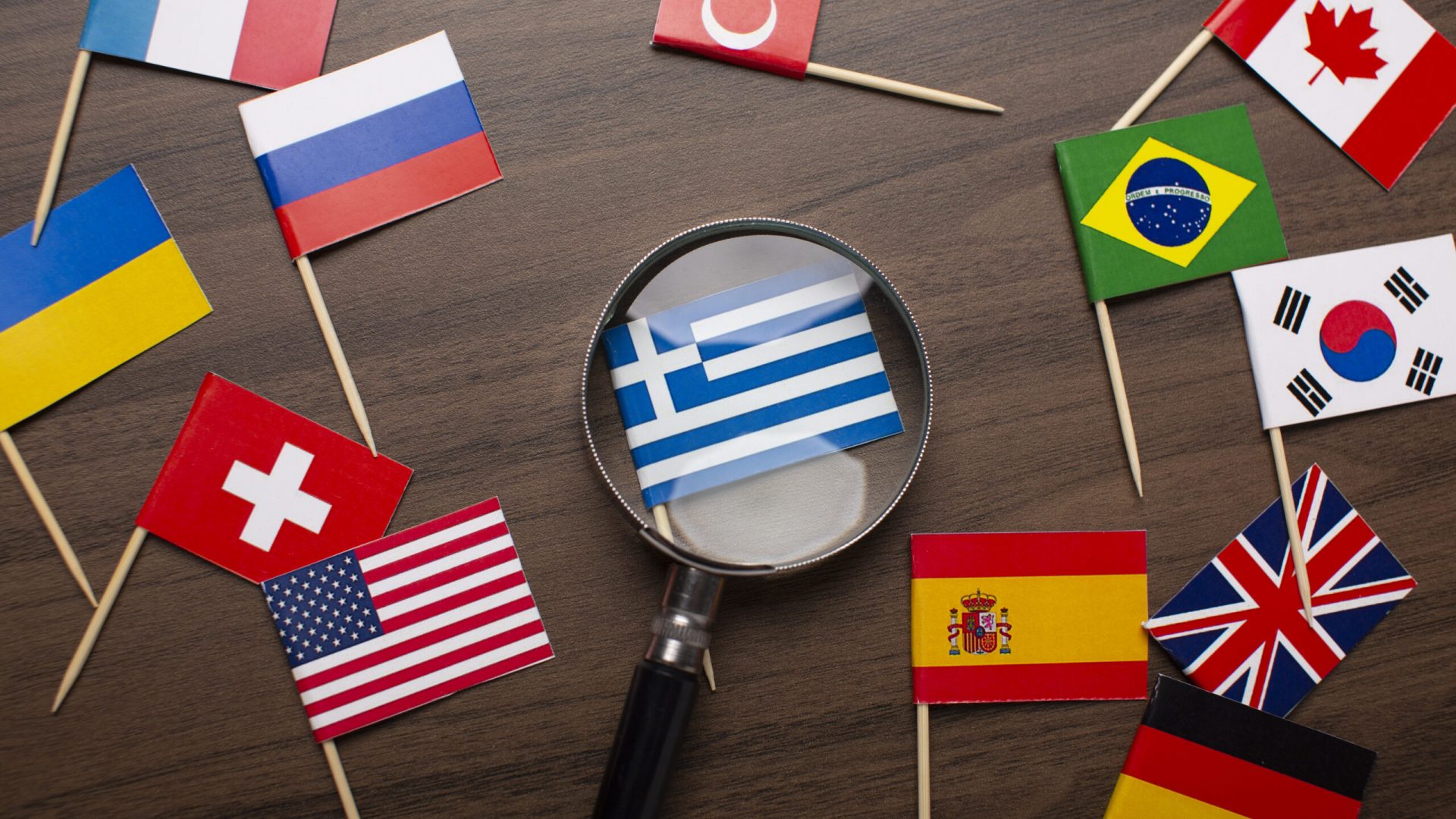 fechar-pequena-bandeira-da-grecia-sob-lupa