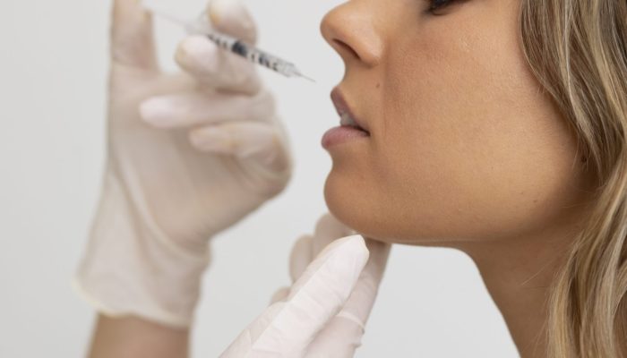 feche-linda-mulher-recebendo-preenchimento-labial