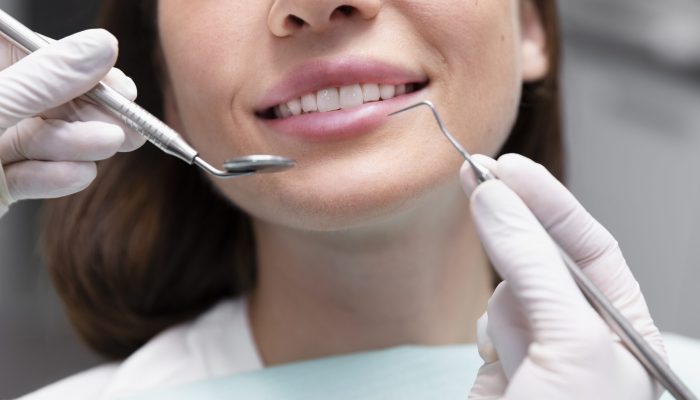 feche-o-paciente-sorridente-na-consulta