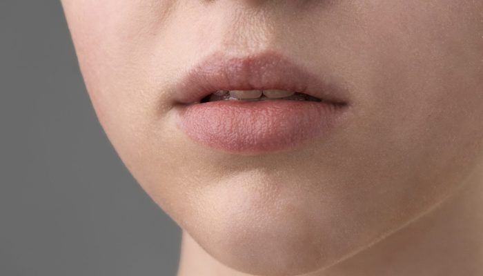 feche-o-retrato-de-mulher-com-pele-hidratada-4