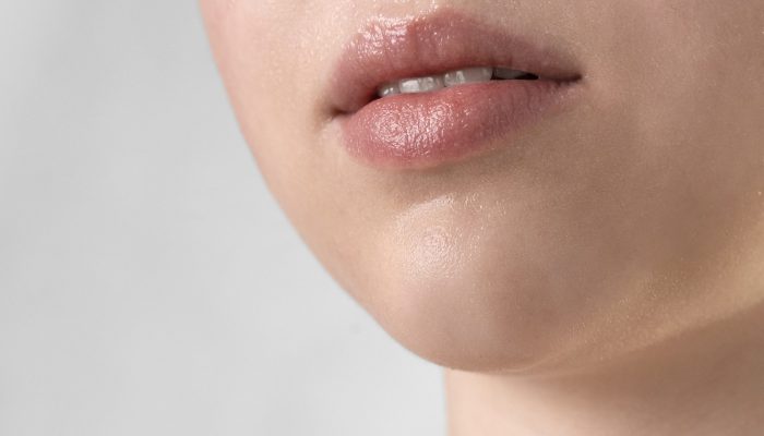 feche-o-retrato-de-mulher-com-pele-hidratada