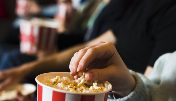 grupo-de-jovens-no-cinema