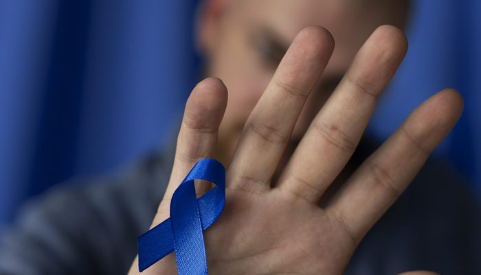 homem-com-fita-azul-de-novembro