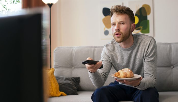 homem-de-vista-lateral-assistindo-noticias-na-tv