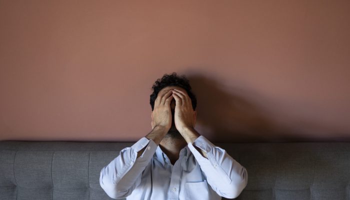 homem-frustrado-na-vista-frontal-sofa