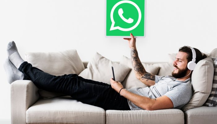 homem-mostrando-um-icone-do-whatsapp-messenger_53876-49354