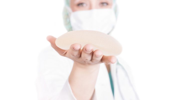 imagem-superficial-de-uma-cirurgia-plastica-segurando-um-implante-mamario_181624-50867