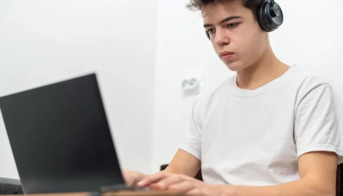 Impacto das telas na sexualidade de adolescentes: o desafio da educação sexual digital