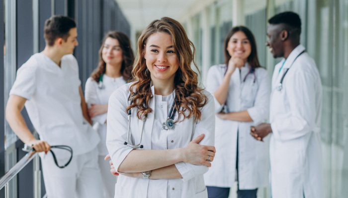 jovem-medica-posando-no-corredor-do-hospital_1303-21213