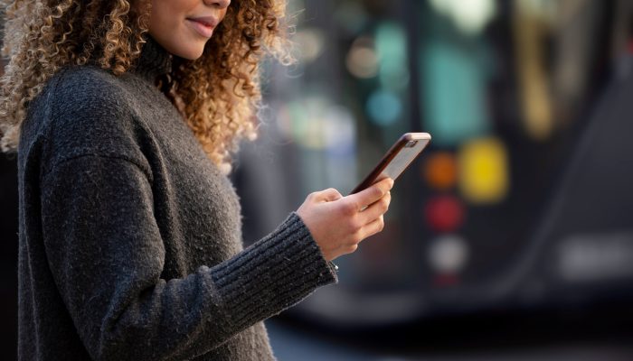 jovem-mulher-usando-seu-smartphone-na-cidade_23-2149375672