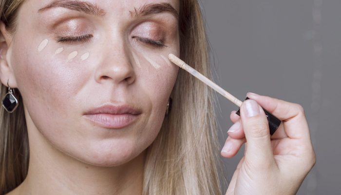 mao-aplicando-maquiagem-no-modelo