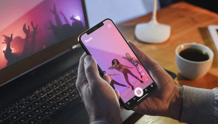 maos-de-alto-angulo-segurando-smartphone