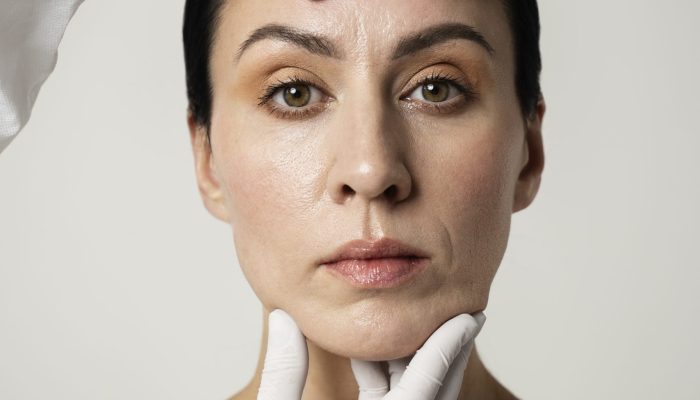 maos-de-vista-frontal-tocando-o-rosto-da-mulher