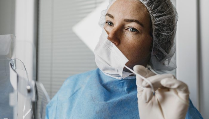 medica-tirando-mascara-facial