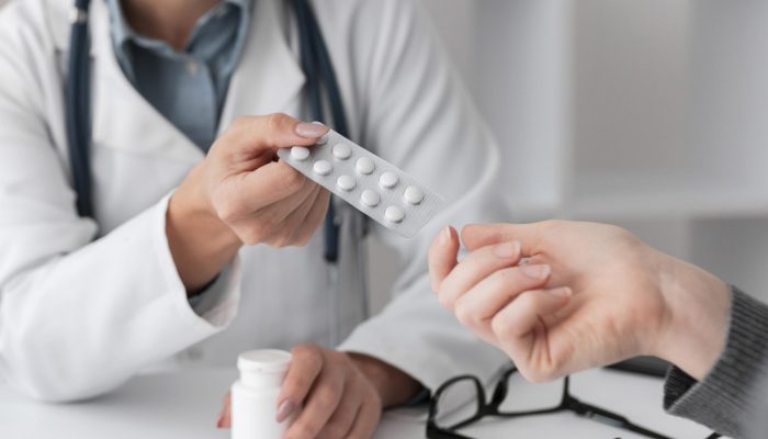 medico-dando-receita-medica-aos-pacientes