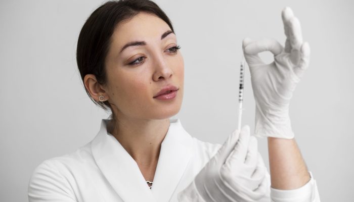 medico-de-tiro-medio-segurando-seringa