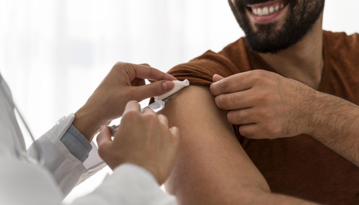 medico-vacinando-um-homem-sorridente