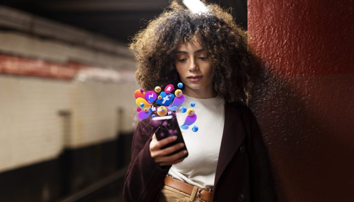 medio-tiro-mulher-segura-smartphone