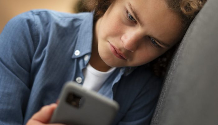 medium-shot-suffering-teenager-being-cyberbullied
