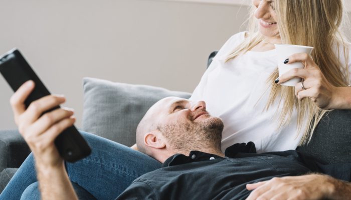 meio-envelhecido-casal-apaixonado-em-casa