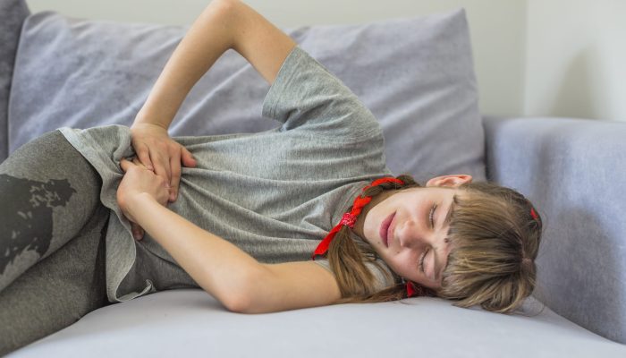 menina-doente-sentindo-dor